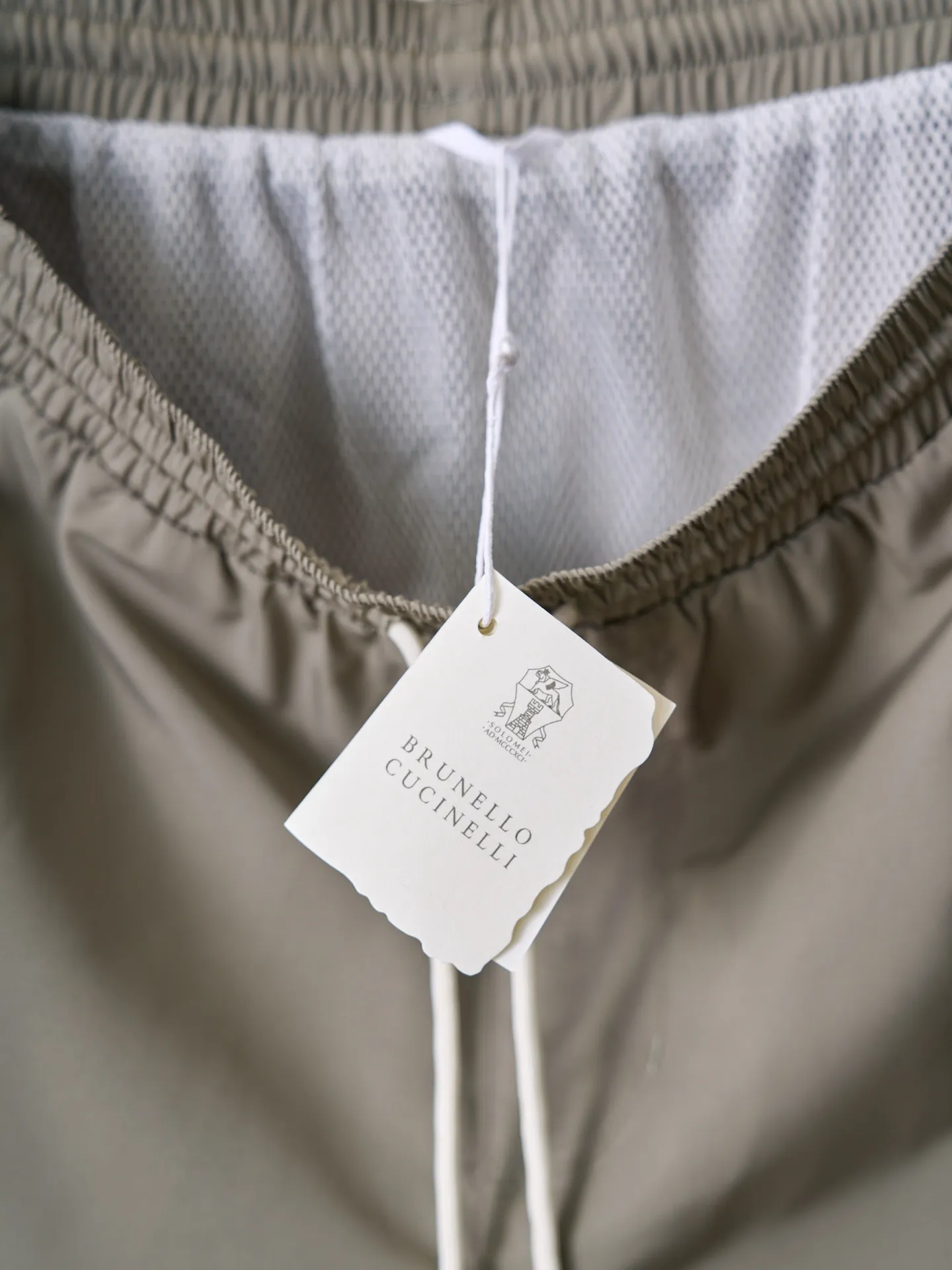 [Real auction] Brunello Cucinelli/BC ￼ Embroidered solid color beach shorts [In Stock] S M L XL Fabric selection: Made of 80D fine denier polyester plain weave, the fabric surface is smooth and wrinkle-free, with anti-wrinkle and anti-tear properties, and it will not be easily deformed after repeated washing. The fabric has undergone hydrophilic treatment and has a very low moisture regain rate. It can be quickly dried after getting wet, eliminating the sticky feeling. Mesh lining: Made of high-elastic nylon mesh, the honeycomb hollow structure greatly improves air circulation efficiency, which can not only avoid light leakage, but also quickly discharge moisture from the body surface, keeping the body feeling fresh and not stuffy when exercising or sweating. Embroidery process: For the badge embroidery on the trouser legs, high-tenacity polyester-cotton embroidery thread is used to decorate the fabric with the precision routing of Tajima multi-head embroidery machine with up to 20 needles. The line density is uniform, there are no jumps or burrs on the edge of the pattern, the pattern details are clear and three-dimensional, and the degree of restoration is full. There are no excess threads on the back of the embroidery, which will not irritate the skin or irritate the legs, taking into account both aesthetics and wearing experience. Details: Velcro opening and closing patch pocket on the back side, double-line seam reinforcement on the edge of the bag, tight Velcro bite, taking into account practicality and simple style. Sewing details: The side seams and legs of the trouser body adopt double-thread overlocking + back and forth stitching process. The seam allowance is wrapped inside, and the edges are smooth and burr-free. The trouser legs are processed with double-needle stitching. They are not easy to come off or curl after washing, and they will still stay crisp after long-term wear.